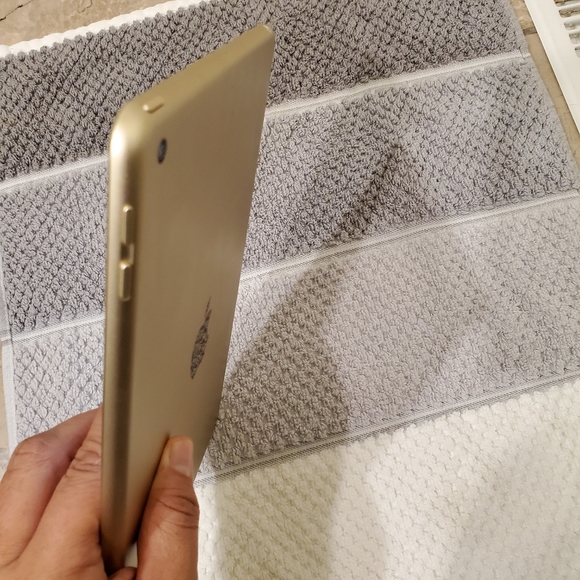 Apple iPad 5th Generation 32GB WiFi - Picture 6 of 8